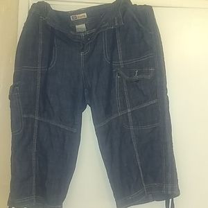 Size 16 Capri